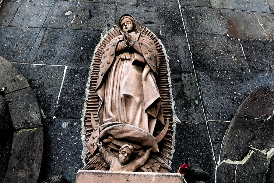 estatua de Nuestra Señora de Guadalupe